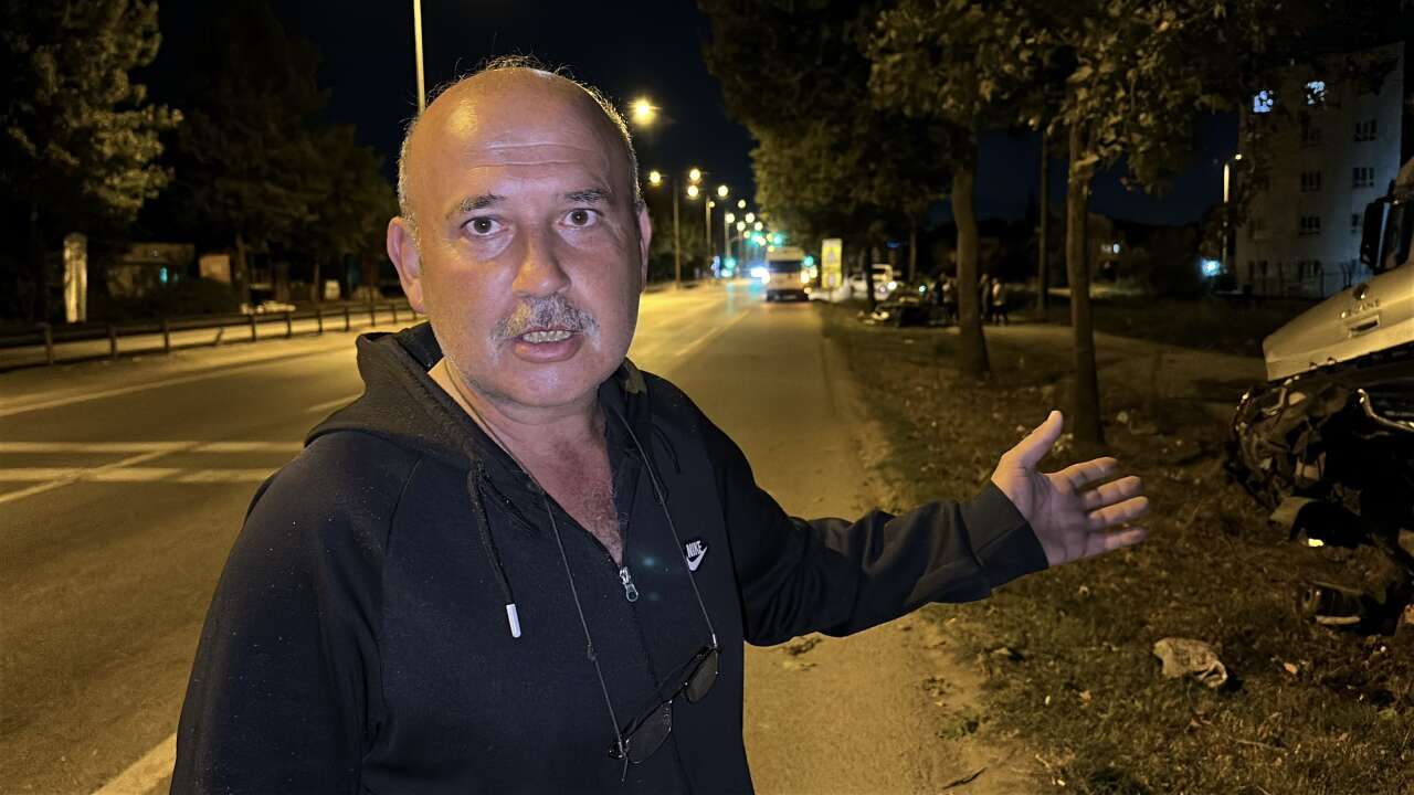 Sesi duyan mahalle sokağa döküldü! Ağaca çarpan otomobil ikiye bölündü 6
